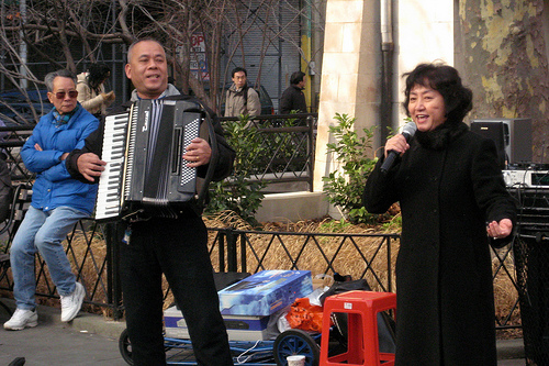 Singers at Columbus Park, in New York's Chinatown - Photo: Wallyg/flickr
