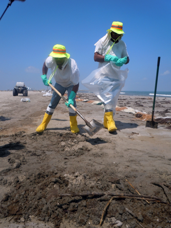 Clean up workers in the Gulf of Mexico find oil in the sand - Photo: Annie Correal