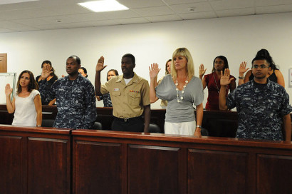 Candidates for U.S. citizenship recite the oath of citizenship during a naturalization ceremony. (Photo: Wikipedia Commons)