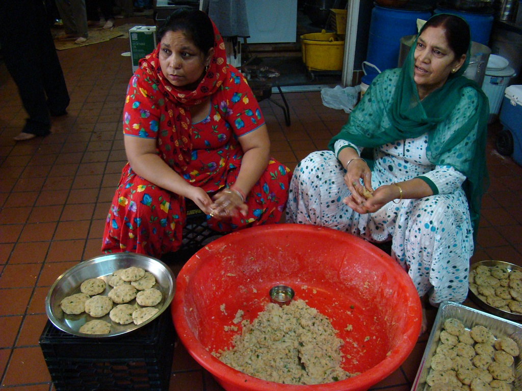 Women cook for langar meal at Sikh gurudwara. Photo by Ramaa Raghavan